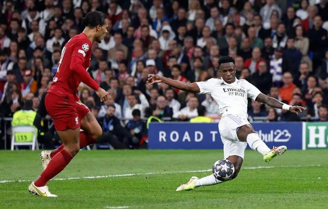 英格兰队＆曼城祝斯特林31岁生日快乐 切尔西无表示 周薪超30万镑