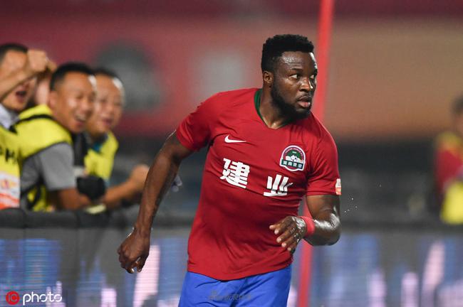 马卡：赫伊森最近状态明显下滑，但俱乐部依然对其充满信心（马卡：赫伊森近期表现下滑，俱乐部依旧信任他）