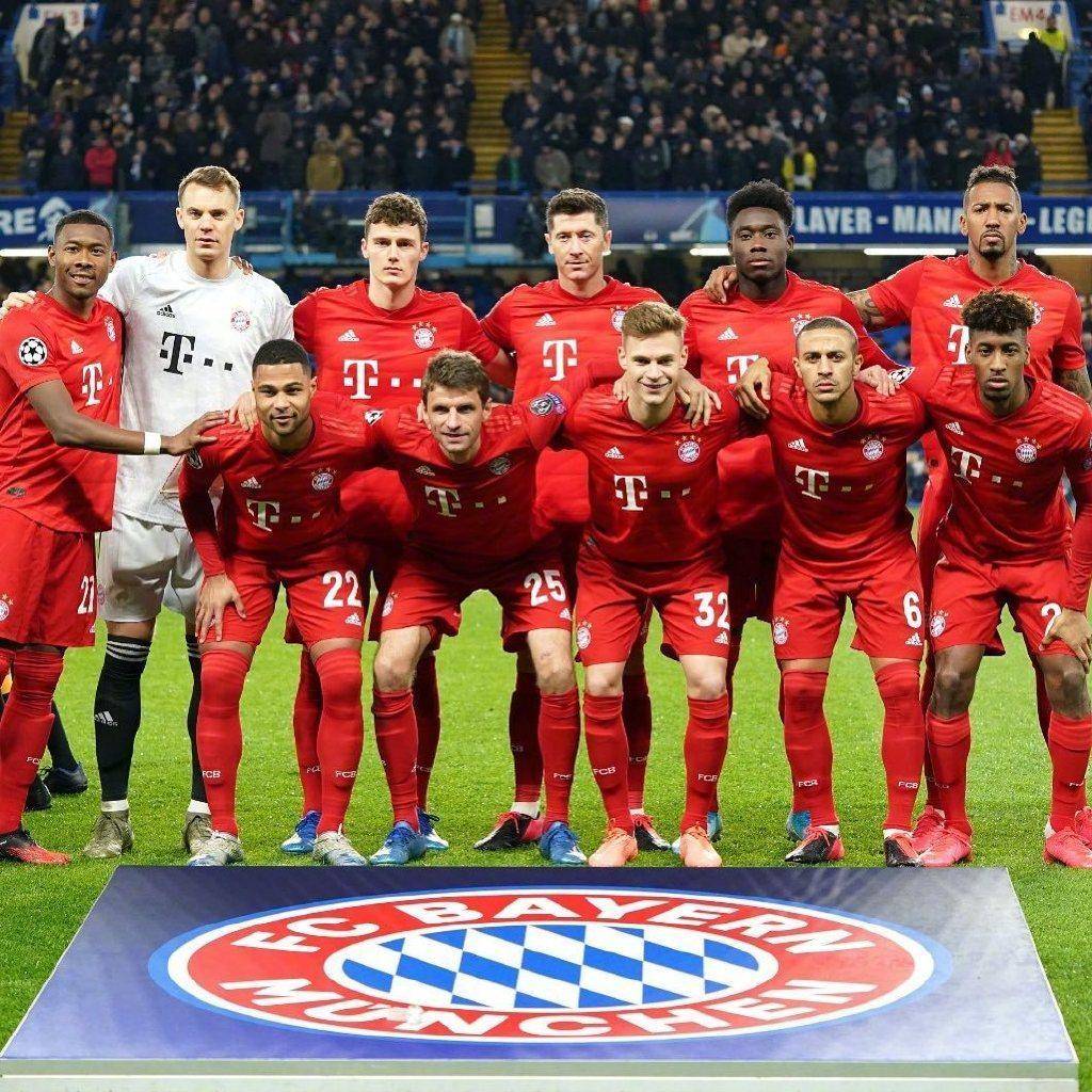 给爷整笑了，曼奇尼假意亲吻布鲁马多，将布鲁马多逗笑