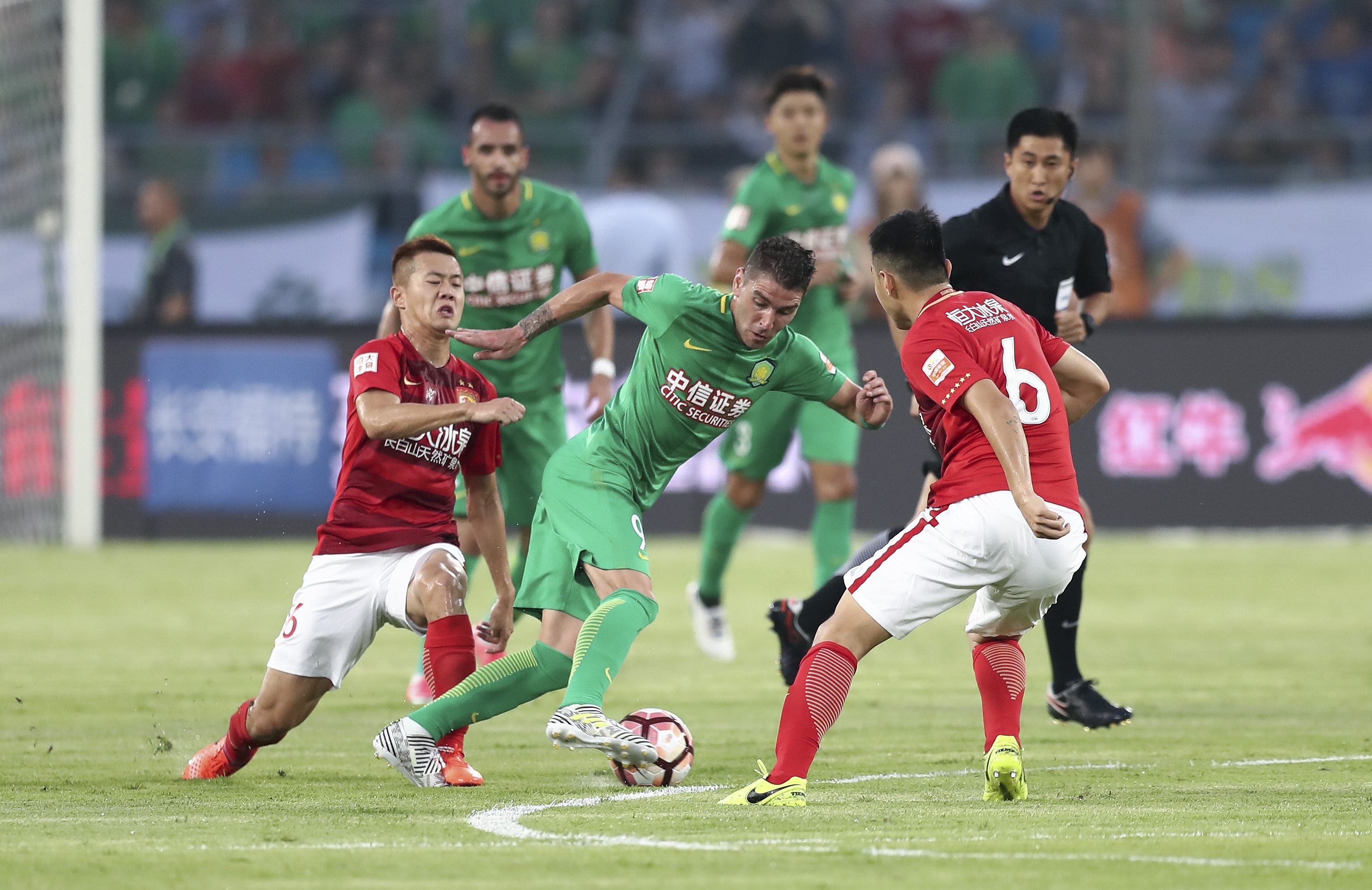 足球周刊：刘若钒曾想回成都却被徐正源拒绝，后获里卡多、穆斯卡特赏识（足球周刊：刘若钒欲回归成都遭徐正源拒绝，此后获里卡多与穆斯卡特青睐）