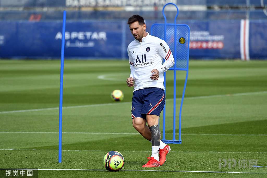 篮球火箭主力球员赛后接受采访